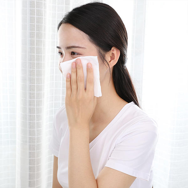 Quels sont les avantages de l'utilisation de lingettes humides pour le nettoyage du visage